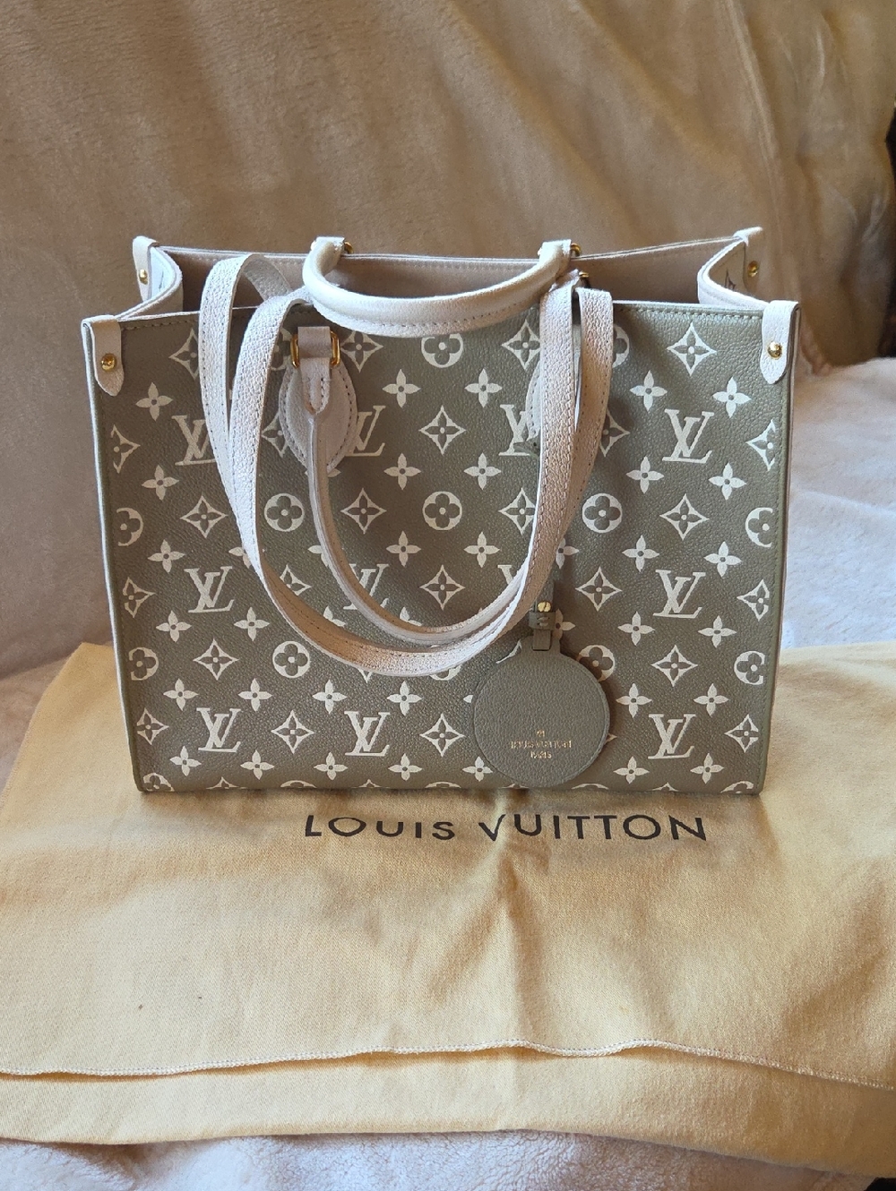 Louis Vuitton Grey and White Monogram Onthego MM Tote Empreinte - Picture 3 of 10